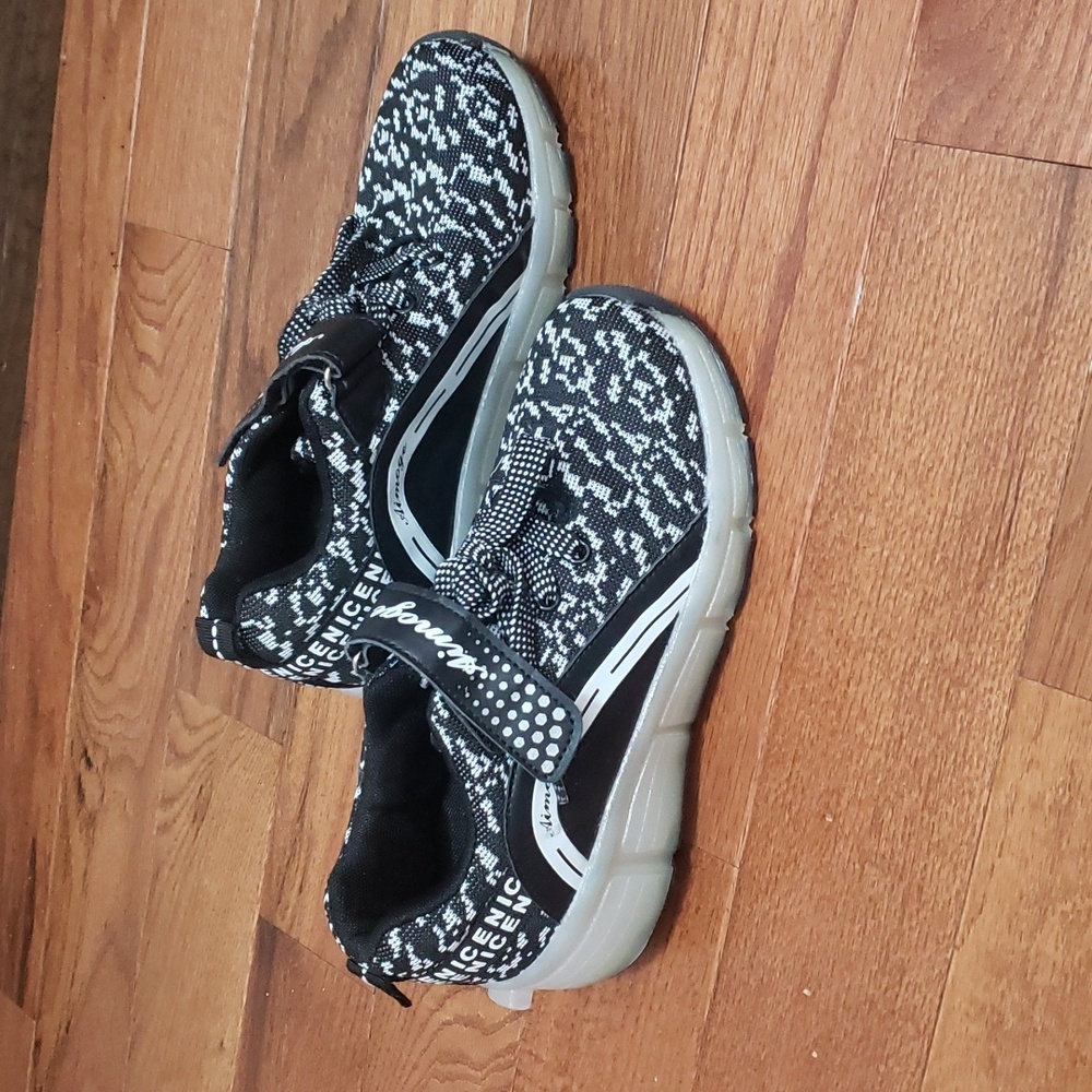 Aimoge roller shoes (lights up) Size 36